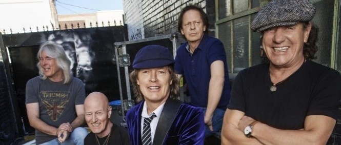 Zpěvákovi AC/DC hrozí ztráta sluchu. Co bude s pražským koncertem?