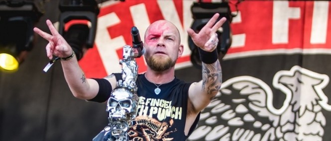Five Finger Death Punch dokončí tour s jiným zpěvákem. Čeka Ivana léčení?