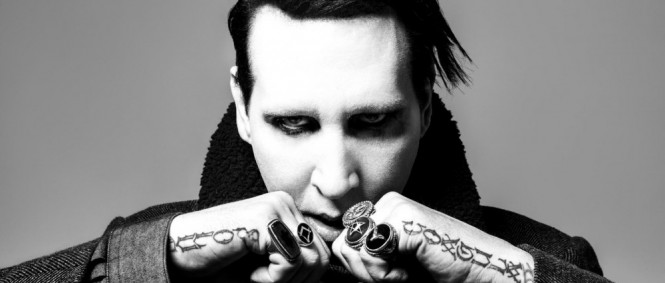 Marilyn Manson dostává kouř kvůli zbrani na pódiu. On sám se brání