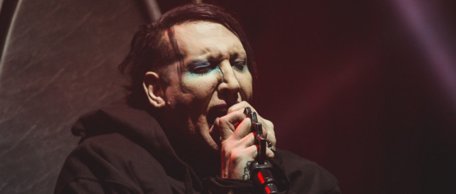 Marilyn Manson zase v něčem litá a místo zpěvu blábolí. Fanoušci požadují vrácení peněz