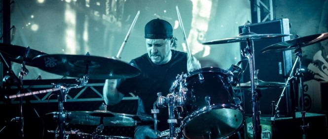 Dave Lombardo se svými Philm rozdrtí pražskou Sedmičku