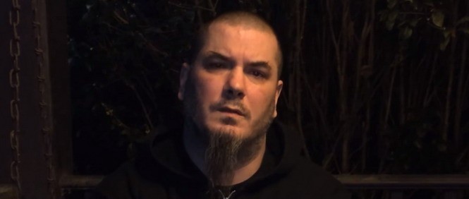 Phil Anselmo z Pantery si kvůli hajlování sype popel na hlavu