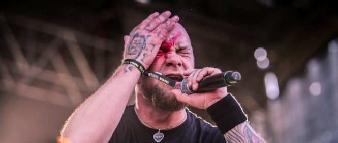 Ivan Moody nejspíš s Five Finger Death Punch v Praze vystoupí