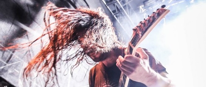 Kytarista Gojiry schytal na pódiu ohnivé olíznutí přímo do obličeje