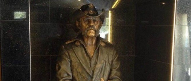 Nesmrtelný Lemmy: v baru Rainbow má vlastní sochu