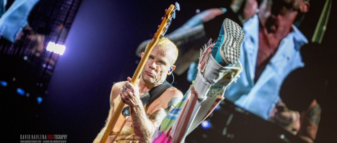 Flea z Red Hot Chili Peppers: „Nejsem v žádném případě věřící, ale tak nějak věřím v Boha“