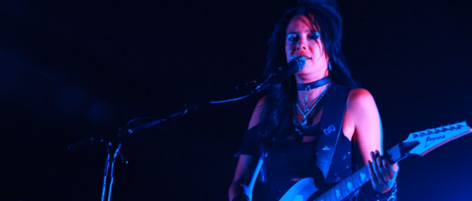 Evanescence opustila kytaristka Jen Majura. Tvrdí, že nedobrovolně