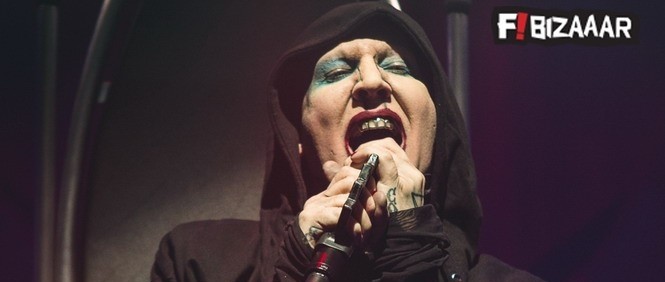 Marilyn Manson bez kalhot, fanynka na pódiu bez trika