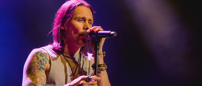 Takhle zní jeden z nejlepších rockových hlasů. Do Prahy valí Myles Kennedy