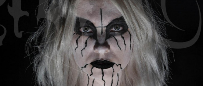 Black metal a nahé modelky: fotograf Jeremy Saffer vydá luxusní publikaci