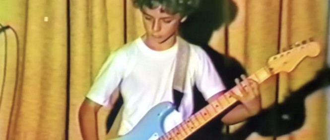 Koukněte, jak zpěvák z Green Day válel na kytaru ve třinácti
