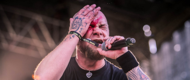 Ivan Moody z Five Finger Death Punch si poranil pravé oko po zásahu laserem