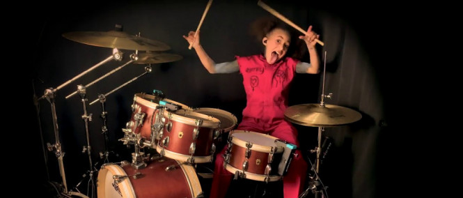 Zázračné bubenické dítě coveruje Slipknot. Poklonu vysekl i jejich bubeník