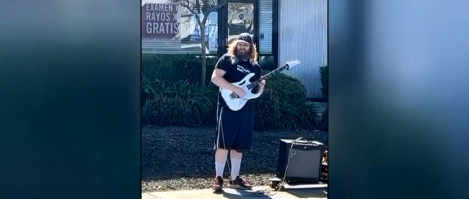 Naštvaný kytarista protestoval kytarovým sólem přímo před zubařskou ordinací