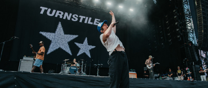 Hardcorový fenomén Turnstile se řítí na Prahu. Doveze i nové album