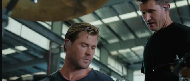 Thor vyměnil kladivo za bicí: Chris Hemsworth se učil bubnovat od Parkway Drive