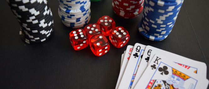 ﻿Jackpot v decibelech: Pět rockových pecek o štěstí, smůle a velké hře