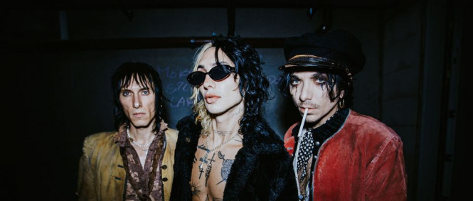 Rockeři PALAYE ROYALE se vrací do Prahy s novou deskou „Amsterdamage“. Svůj avantgardní večírek rozpoutají ve Foru Karlín