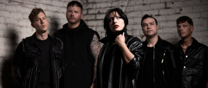 Nový singl Eva Under Fire „Starshine“ doprovází našlapaný videoklip přímo z turné!